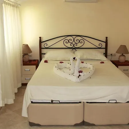 Luxury 4 Bedroom Sea Front With Private Pool Villa *